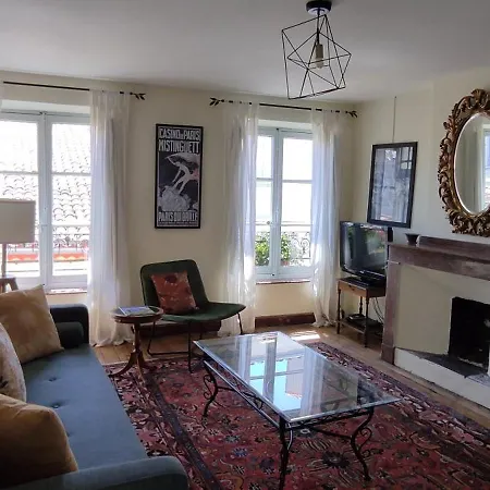 Town House, Rue Barbes Apartment *